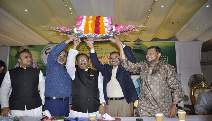চসিকের মেয়র প্রার্থীর হাতে যুবলীগের নৌকা উপহার
