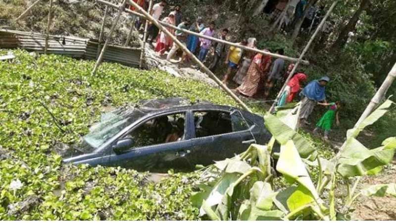 কুমিল্লায় প্রাইভেট কার খালে পড়ে নিহত ৩