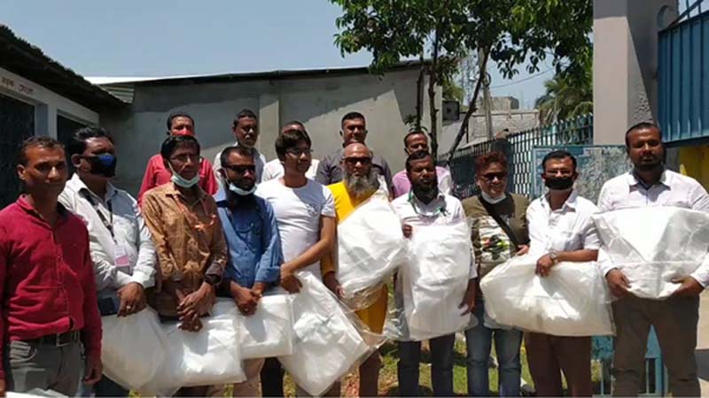 মোংলায় সংবাদকর্মীদের মধ্যে পিপিই পোষাক ও মাক্স বিতরন
