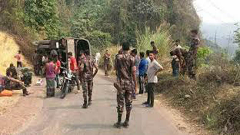 বান্দরবানে ট্রাক উল্টে বিজিবি সদস্য নিহত