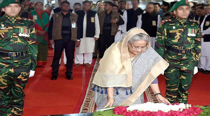 বঙ্গবন্ধুর প্রতিকৃতিতে প্রধানমন্ত্রীর শ্রদ্ধা নিবেদন