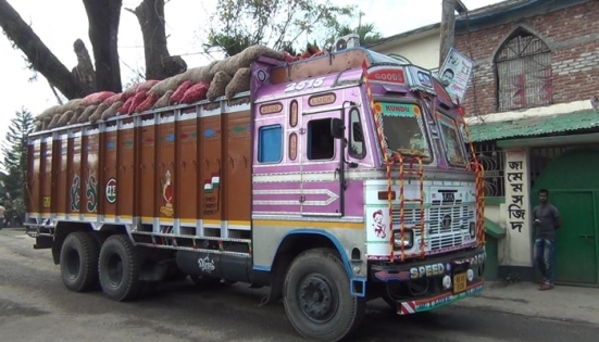 ভারত থেকে এলো পেঁয়াজবোঝাই ১৯ ট্রাক