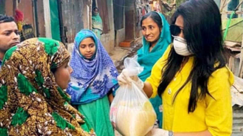 দুস্থ মানুষদের পাশে দাঁড়ালেন নায়িকা অধরা