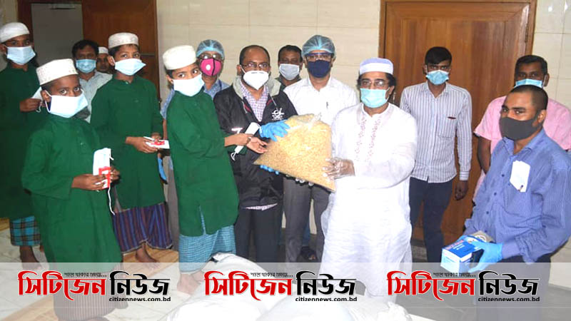 এতিমখানায় সিভিল সার্জন’র ইফতার সামগ্রী বিতরণ