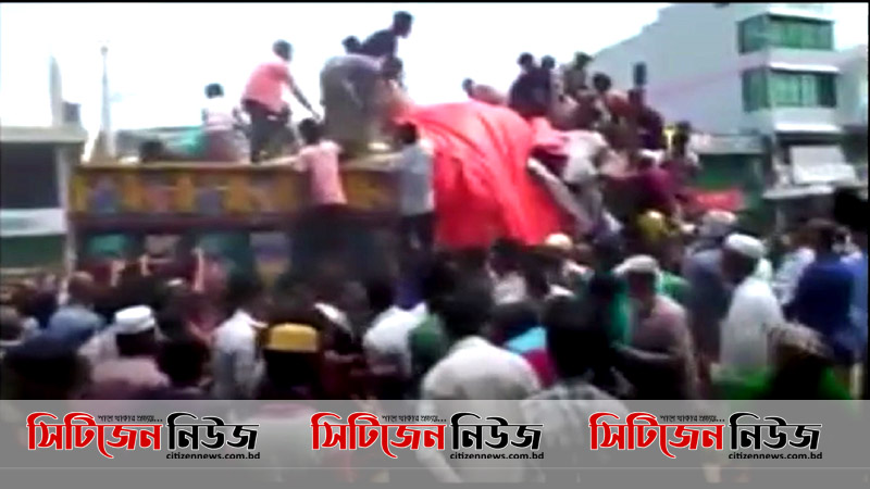 সিলেটে চাল গোডাউনে নেয়ার পথে লুট