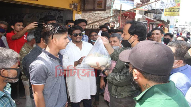 ছাত্রলীগ নেতার উদ্যোগে খাদ্য সামগ্রী বিতরণ