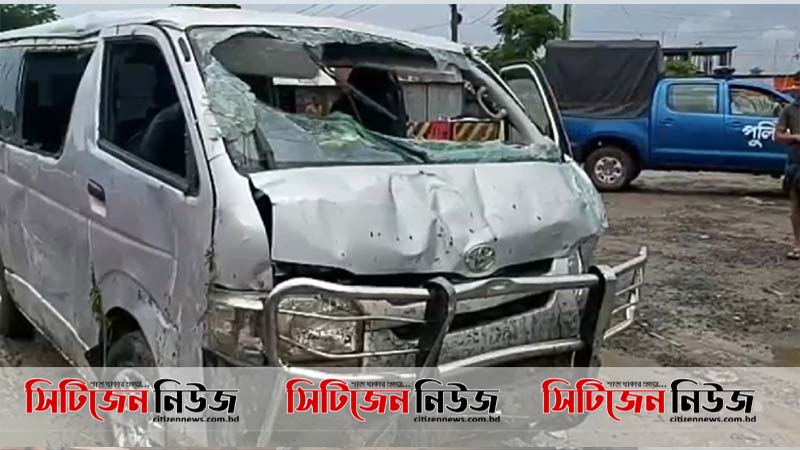 মুন্সীগঞ্জে মাইক্রোবাস খাদে পড়ে নিহত ৩