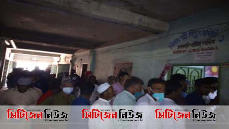 সামাজিক দূরত্ব নেই আনোয়ারার বিদ্যুৎ অফিসে