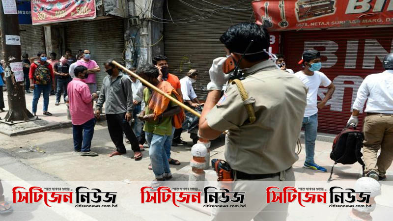 ভারতে মদের দোকানে ভিড় ঠেকাতে পুলিশের লাঠিপেটা