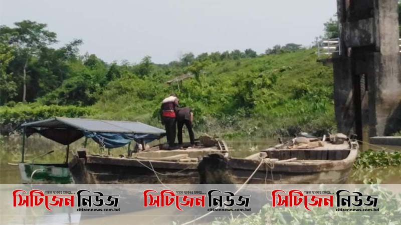 হালদা নদী থেকে ইঞ্জিন চালিত নৌকা আটক