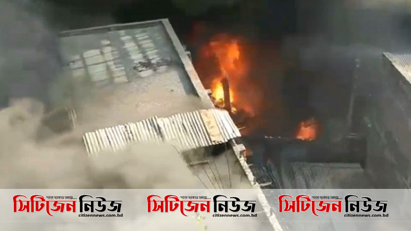 পুরান ঢাকায় পলিথিন কারখানায় আগুন