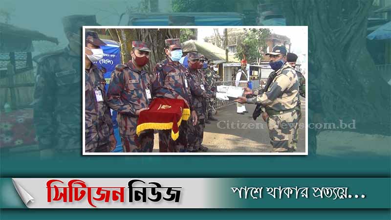 বিজয় দিবসে বিএসএফকে মিষ্টি উপহার দিলো বিজিবি