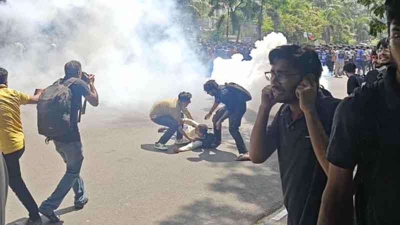 পুলিশের টিয়ারশেল-জলকামানে ছত্রভঙ্গ বুয়েট শিক্ষার্থীরা