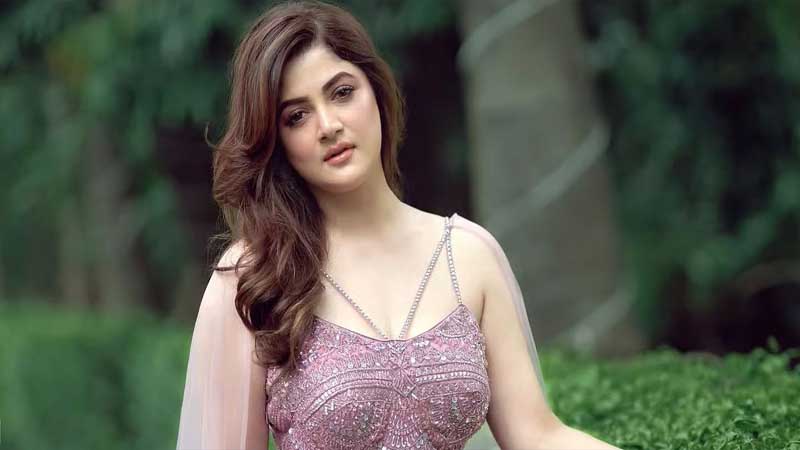 ছেলের বন্ধুরা আমাকে ‘দিদি’ বলে ডাকে: শ্রাবন্তী