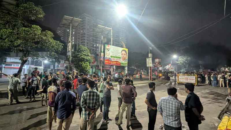 মধ্যরাতে ঢাবি ও ঢাকা কলেজের শিক্ষার্থীদের সংঘর্ষ