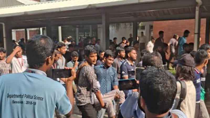 শিক্ষকদের সরাতে সাউন্ড গ্রেনেড-টিয়ারশেল নিক্ষেপ