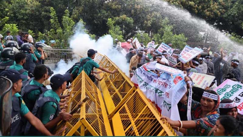 শিক্ষকদের পদযাত্রায় পুলিশের বাধা, সাউন্ড গ্রেনেড-টিয়ার শেল নিক্ষেপ