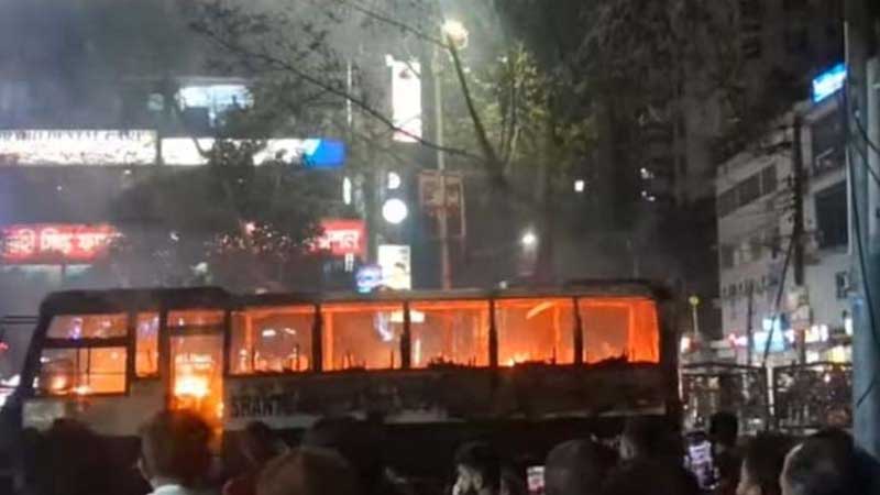 ল্যাবএইড হাসপাতালের সামনে বাসে আগুন