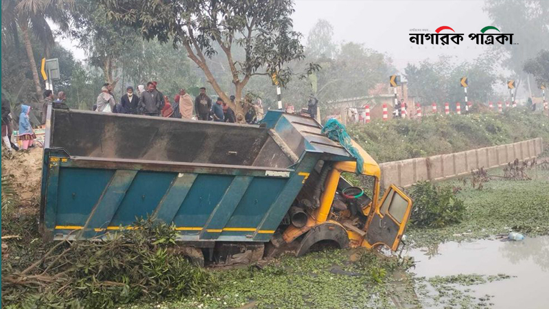 নওগাঁয় ট্রাকচাপায় প্রাণ গেল ৫ জনের