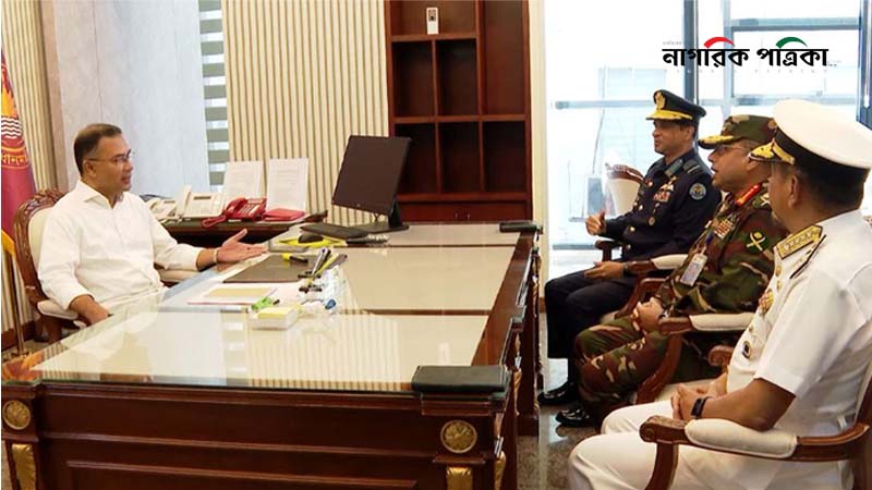 প্রধানমন্ত্রীর সঙ্গে তিন বাহিনী প্রধানের সাক্ষাৎ